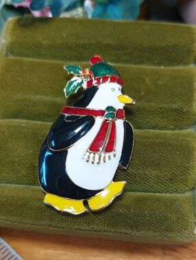 💚5/$25💚 Penguin Enamel Christmas Brooch Pin Goldtone